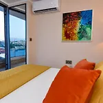 Unique Seafront Triplex Penthouse With Panoramic Bedroom & Rooftop Jacuzzi Overlooking Valletta 아파트 슬리에마