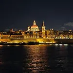 Unique Seafront Triplex Penthouse With Panoramic Bedroom & Rooftop Jacuzzi Overlooking Valletta 아파트