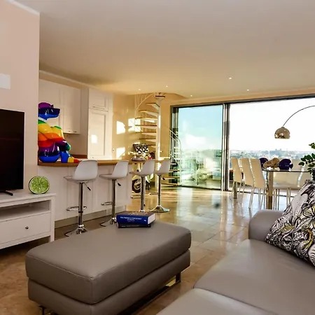 Unique Seafront Triplex Penthouse With Panoramic Bedroom & Rooftop Jacuzzi Overlooking Valletta * Sliema