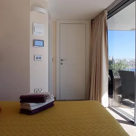 Unique Seafront Triplex Penthouse With Panoramic Bedroom & Rooftop Jacuzzi Overlooking Valletta * Sliema