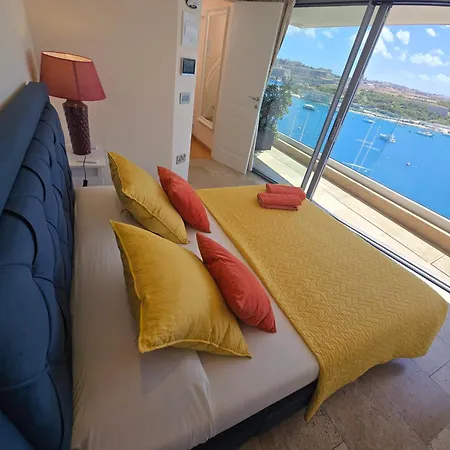 Unique Seafront Triplex Penthouse With Panoramic Bedroom & Rooftop Jacuzzi Overlooking Valletta * Sliema