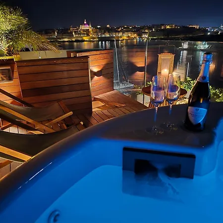 Unique Seafront Triplex Penthouse With Panoramic Bedroom & Rooftop Jacuzzi Overlooking Valletta * Sliema
