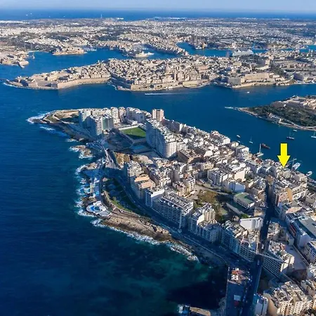 Unique Seafront Triplex Penthouse With Panoramic Bedroom & Rooftop Jacuzzi Overlooking Valletta * Sliema