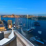 Unique Seafront Triplex Penthouse With Panoramic Bedroom & Rooftop Jacuzzi Overlooking Valletta Lägenhet Sliema