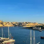 Unique Seafront Triplex Penthouse With Panoramic Bedroom & Rooftop Jacuzzi Overlooking Valletta Lägenhet *