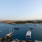 Lägenhet Unique Seafront Triplex Penthouse With Panoramic Bedroom & Rooftop Jacuzzi Overlooking Valletta Sliema
