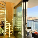 Unique Seafront Triplex Penthouse With Panoramic Bedroom & Rooftop Jacuzzi Overlooking Valletta Lägenhet *