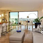 Unique Seafront Triplex Penthouse With Panoramic Bedroom & Rooftop Jacuzzi Overlooking Valletta Lägenhet *