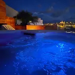 Unique Seafront Triplex Penthouse With Panoramic Bedroom & Rooftop Jacuzzi Overlooking Valletta Lägenhet Sliema