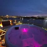 公寓 Unique Seafront Triplex Penthouse With Panoramic Bedroom & Rooftop Jacuzzi Overlooking Valletta *