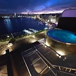 Unique Seafront Triplex Penthouse With Panoramic Bedroom & Rooftop Jacuzzi Overlooking Valletta 公寓 斯利马