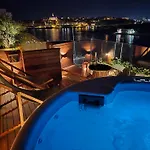 Unique Seafront Triplex Penthouse With Panoramic Bedroom & Rooftop Jacuzzi Overlooking Valletta 公寓 斯利马