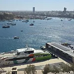 Lejlighed Unique Seafront Triplex Penthouse With Panoramic Bedroom & Rooftop Jacuzzi Overlooking Valletta Sliema