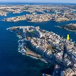 Unique Seafront Triplex Penthouse With Panoramic Bedroom & Rooftop Jacuzzi Overlooking Valletta * 斯利马