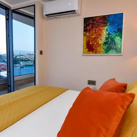 Unique Seafront Triplex Penthouse With Panoramic Bedroom & Rooftop Jacuzzi Overlooking Valletta Apartament Sliema