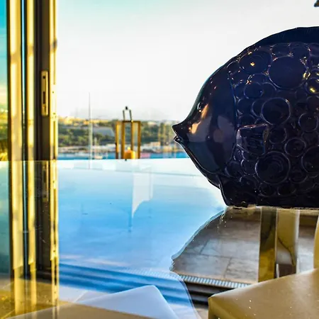 Apartment Unique Seafront Triplex Penthouse With Panoramic Bedroom & Rooftop Jacuzzi Overlooking Valletta *