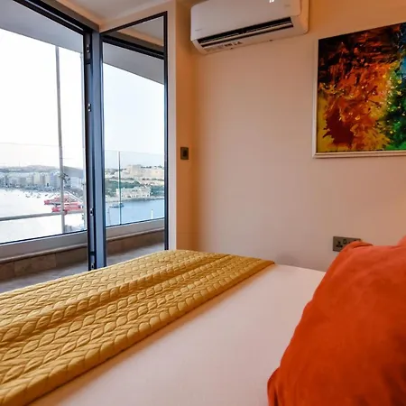 Apartment Unique Seafront Triplex Penthouse With Panoramic Bedroom & Rooftop Jacuzzi Overlooking Valletta *