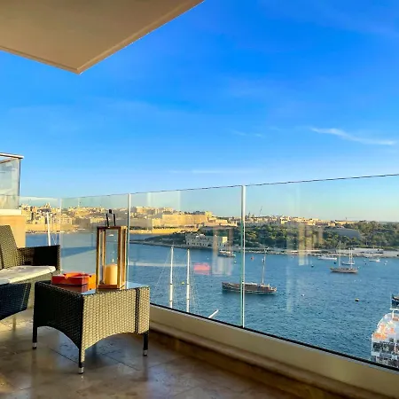 Unique Seafront Triplex Penthouse With Panoramic Bedroom & Rooftop Jacuzzi Overlooking Valletta Apartment *