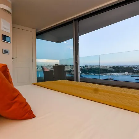 דירה Unique Seafront Triplex Penthouse With Panoramic Bedroom & Rooftop Jacuzzi Overlooking Valletta *