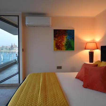 דירה Unique Seafront Triplex Penthouse With Panoramic Bedroom & Rooftop Jacuzzi Overlooking Valletta סליאמה