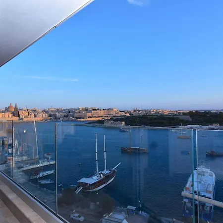 Unique Seafront Triplex Penthouse With Panoramic Bedroom & Rooftop Jacuzzi Overlooking Valletta Apartment *