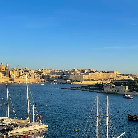 Unique Seafront Triplex Penthouse With Panoramic Bedroom & Rooftop Jacuzzi Overlooking Valletta Apartment *