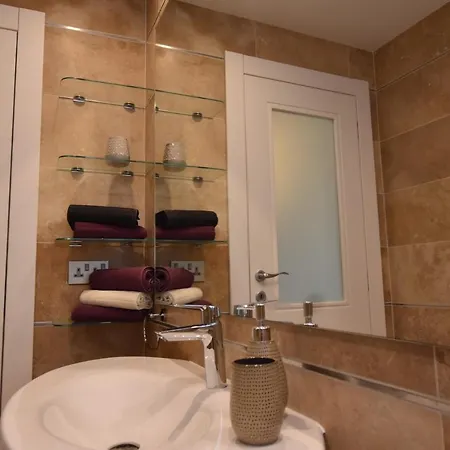 Unique Seafront Triplex Penthouse With Panoramic Bedroom & Rooftop Jacuzzi Overlooking Valletta Апартаменты