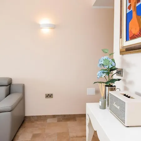 Apartament Unique Seafront Triplex Penthouse With Panoramic Bedroom & Rooftop Jacuzzi Overlooking Valletta Sliema