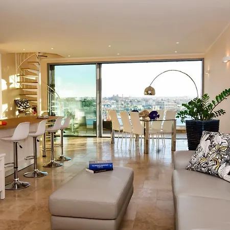 Unique Seafront Triplex Penthouse With Panoramic Bedroom & Rooftop Jacuzzi Overlooking Valletta דירה *