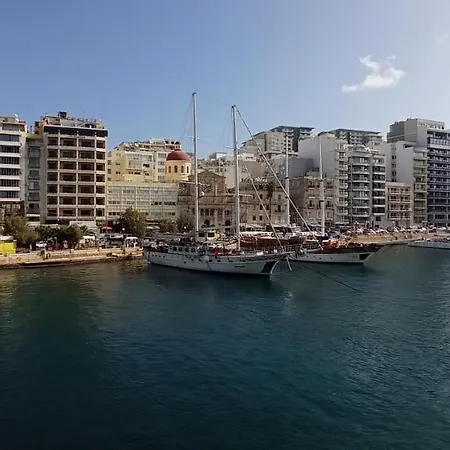 Apartament Unique Seafront Triplex Penthouse With Panoramic Bedroom & Rooftop Jacuzzi Overlooking Valletta