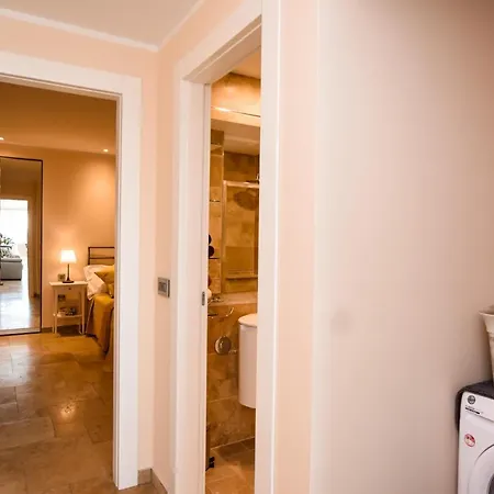 Unique Seafront Triplex Penthouse With Panoramic Bedroom & Rooftop Jacuzzi Overlooking Valletta דירה *