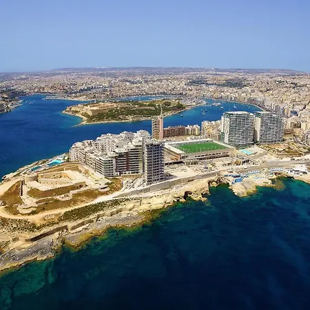 Unique Seafront Triplex Penthouse With Panoramic Bedroom & Rooftop Jacuzzi Overlooking Valletta Sliema