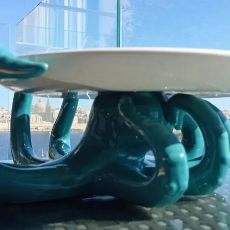 Unique Seafront Triplex Penthouse With Panoramic Bedroom & Rooftop Jacuzzi Overlooking Valletta דירה סליאמה