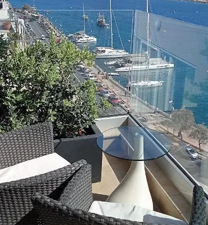 Unique Seafront Triplex Penthouse With Panoramic Bedroom & Rooftop Jacuzzi Overlooking Valletta