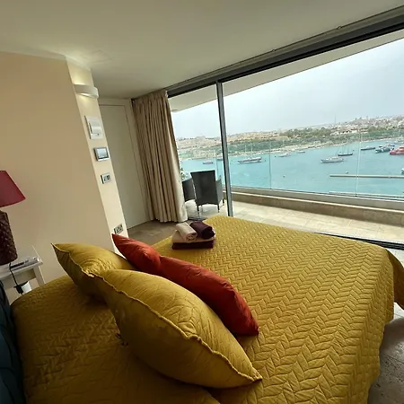 Apartment Unique Seafront Triplex Penthouse With Panoramic Bedroom & Rooftop Jacuzzi Overlooking Valletta *