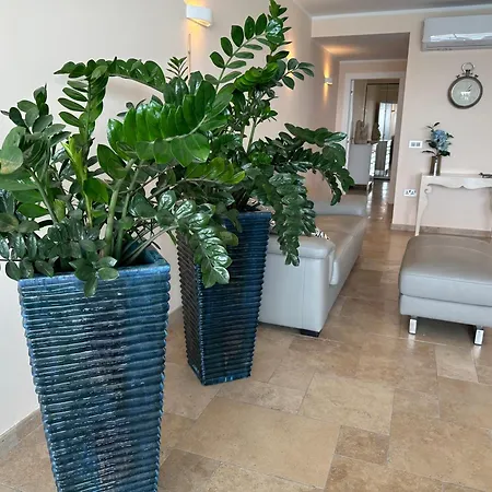 Apartament Unique Seafront Triplex Penthouse With Panoramic Bedroom & Rooftop Jacuzzi Overlooking Valletta