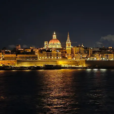 Unique Seafront Triplex Penthouse With Panoramic Bedroom & Rooftop Jacuzzi Overlooking Valletta דירה