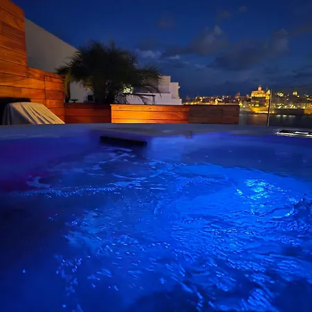 Unique Seafront Triplex Penthouse With Panoramic Bedroom & Rooftop Jacuzzi Overlooking Valletta Lejlighed Sliema