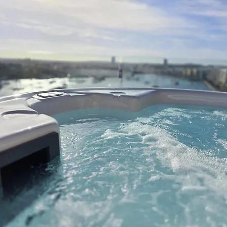 דירה Unique Seafront Triplex Penthouse With Panoramic Bedroom & Rooftop Jacuzzi Overlooking Valletta סליאמה