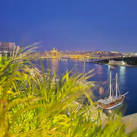 Unique Seafront Triplex Penthouse With Panoramic Bedroom & Rooftop Jacuzzi Overlooking Valletta