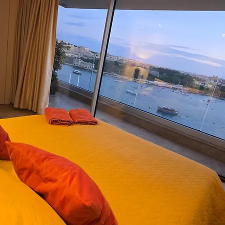 公寓 Unique Seafront Triplex Penthouse With Panoramic Bedroom & Rooftop Jacuzzi Overlooking Valletta 斯利马