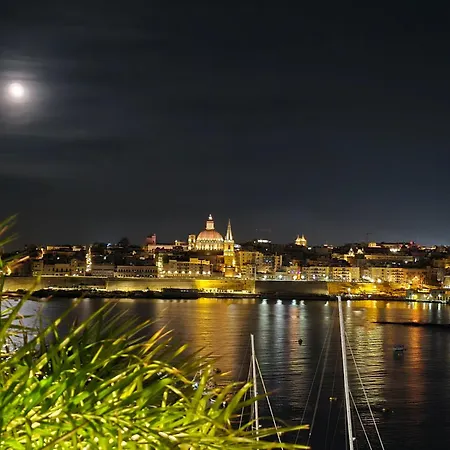 Unique Seafront Triplex Penthouse With Panoramic Bedroom & Rooftop Jacuzzi Overlooking Valletta 斯利马