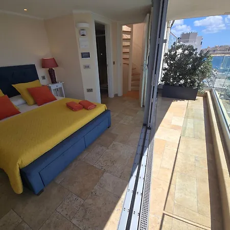 דירה Unique Seafront Triplex Penthouse With Panoramic Bedroom & Rooftop Jacuzzi Overlooking Valletta סליאמה