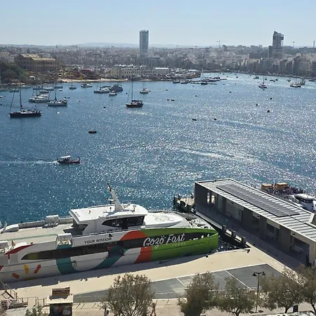 Апартаменты Unique Seafront Triplex Penthouse With Panoramic Bedroom & Rooftop Jacuzzi Overlooking Valletta Слима