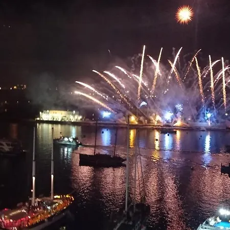 Unique Seafront Triplex Penthouse With Panoramic Bedroom & Rooftop Jacuzzi Overlooking Valletta Lejlighed *