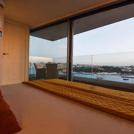 Unique Seafront Triplex Penthouse With Panoramic Bedroom & Rooftop Jacuzzi Overlooking Valletta Lejlighed *