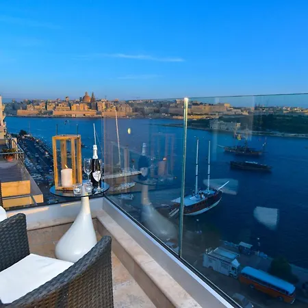 Unique Seafront Triplex Penthouse With Panoramic Bedroom & Rooftop Jacuzzi Overlooking Valletta Lejlighed Sliema