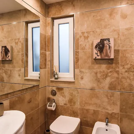 Unique Seafront Triplex Penthouse With Panoramic Bedroom & Rooftop Jacuzzi Overlooking Valletta Lejlighed Sliema