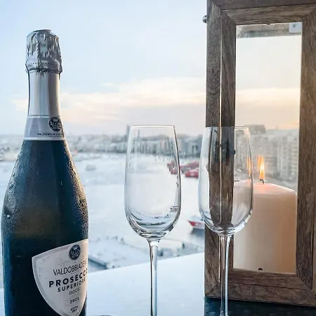 Unique Seafront Triplex Penthouse With Panoramic Bedroom & Rooftop Jacuzzi Overlooking Valletta Lejlighed Sliema