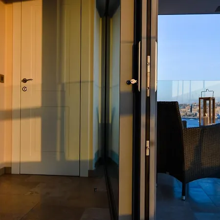 Unique Seafront Triplex Penthouse With Panoramic Bedroom & Rooftop Jacuzzi Overlooking Valletta Lejlighed *